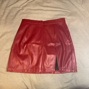 Faux leather mini skirt in burgundy